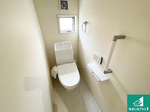 【トイレ】1・2階の2ヶ所にあるので、朝の忙しい時間の順番待ちもなく、深夜の利用にも大変便利です。