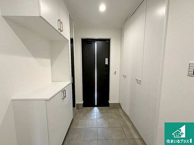 【玄関】シューズボックスにはたくさんの靴が収納できるので玄関周りはいつもスッキリ！ご家族が増えても安心！