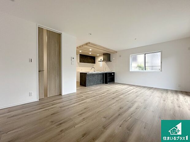 【居間・リビング】日当たり良好の明るいリビングで朝の目覚めもスッキリできそう！対面キッチンでご家族のコミュニケーションも自然と増える設計！小さなお子様が遊ぶスペースを作っても広々とくつろげるLDK！