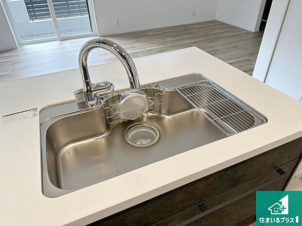 【キッチンシンク】蛇口の先端に浄水器を内蔵しています！原水と浄水、お湯と冷水、シャワーの切替えがワンタッチなので用途によって使い分けられます。