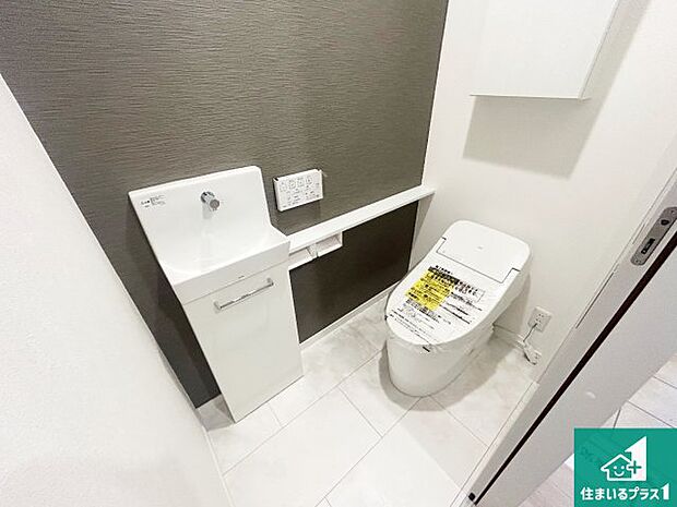 【トイレ】1・2階の2ヶ所にあるので、朝の忙しい時間の順番待ちもなく、深夜の利用にも大変便利です。