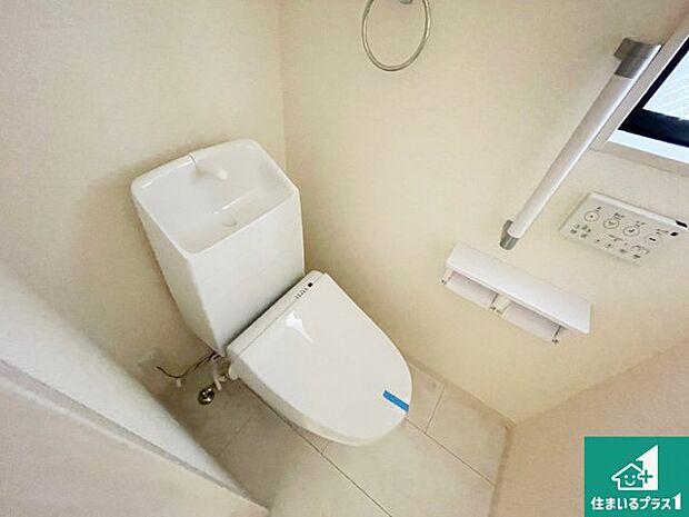 【トイレ】1・2階の2ヶ所にあるので、朝の忙しい時間の順番待ちもなく、深夜の利用にも大変便利です。