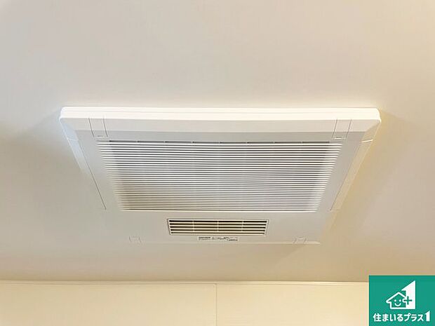 【浴室暖房乾燥機】四季を通して快適なバスライフをお手伝いする浴室暖房乾燥機！浴室の乾燥・暖房・涼風・換気はもちろん、２４時間換気にも対応！ 