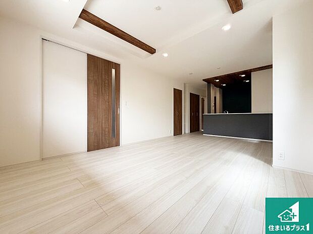 【居間・リビング】日当たり良好の明るいリビングで朝の目覚めもスッキリできそう!対面キッチンでご家族のコミュニケーションも自然と増える設計!小さなお子様が遊ぶスペースを作っても広々とくつろげるLDK!