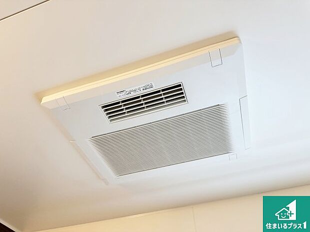 【浴室暖房乾燥機】四季を通して快適なバスライフをお手伝いする浴室暖房乾燥機！浴室の乾燥・暖房・涼風・換気はもちろん、２４時間換気にも対応！ 