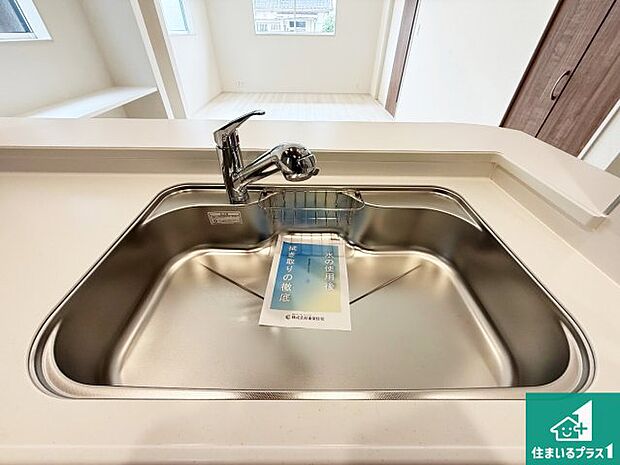 【キッチンシンク】蛇口の先端に浄水器を内蔵しています！原水と浄水、お湯と冷水、シャワーの切替えがワンタッチなので用途によって使い分けられます。