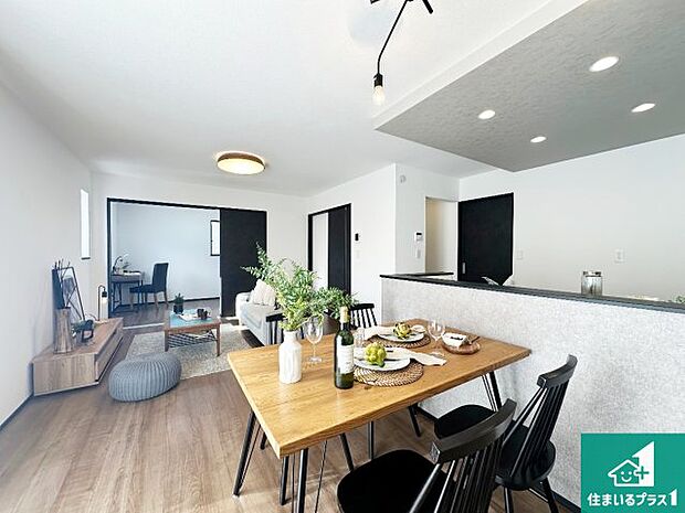 【居間・リビング】日当たり良好の明るいリビングで朝の目覚めもスッキリできそう！対面キッチンでご家族のコミュニケーションも自然と増える設計！小さなお子様が遊ぶスペースを作っても広々とくつろげるLDK！