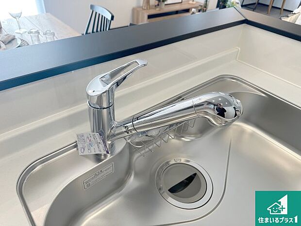 【キッチン水栓】浄水器を内蔵！炊飯時、お茶を作る時に安心してお水を使えます！お湯と冷水、浄水と原水、シャワーの切替えもワンタッチです！