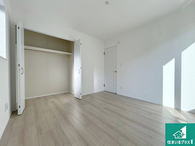 【洋室】シンプルな洋室は、自分好みのインテリアが楽しめます♪ご家族とインテリアや家具を選びに行くのは新築購入時の醍醐味の一つです。ぜひお楽しみください♪