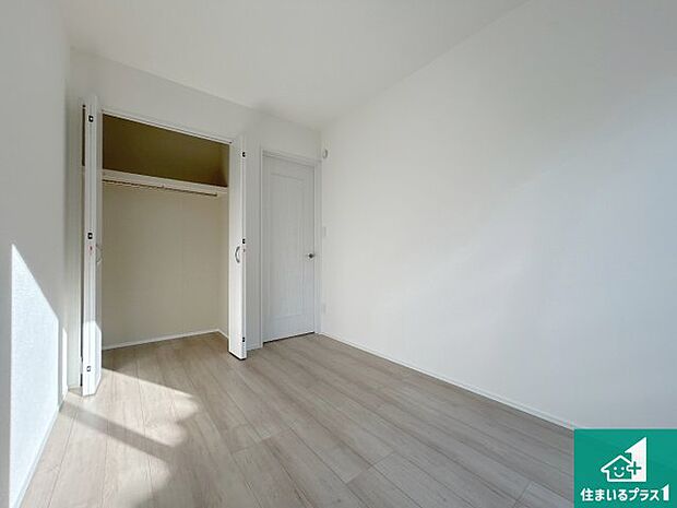 【洋室】シンプルな洋室は、自分好みのインテリアが楽しめます♪ご家族とインテリアや家具を選びに行くのは新築購入時の醍醐味の一つです。ぜひお楽しみください♪