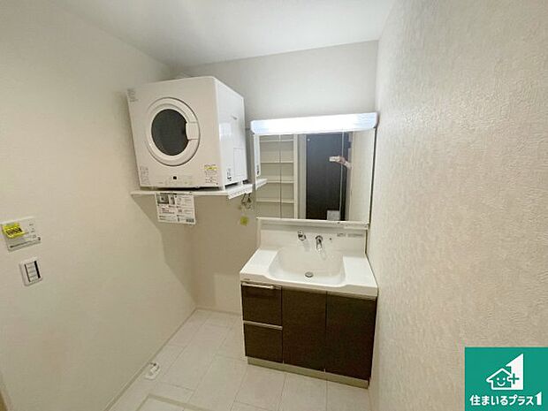 【独立洗面台】清潔感のある洗面台です。フラットな鏡は掃除がしやすく毎日清潔！鏡裏には収納があるのでスッキリとした洗面台が保てます。