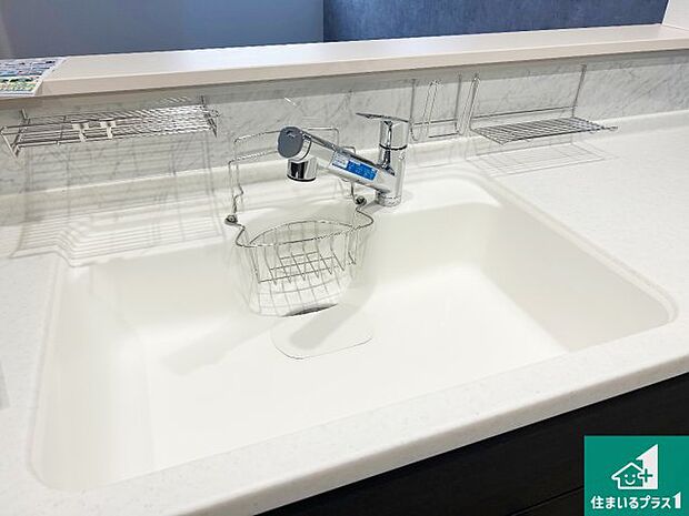 【キッチンシンク】蛇口の先端に浄水器を内蔵しています！原水と浄水、お湯と冷水、シャワーの切替えがワンタッチなので用途によって使い分けられます。