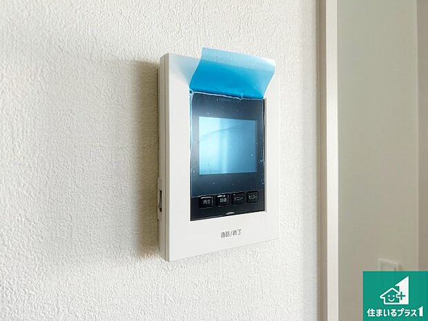 【カラーモニターインターホン】声だけでなく来訪者の姿や顔がモニターで確認できるので、小さなお子様がいらっしゃるご家庭でも安心できます！