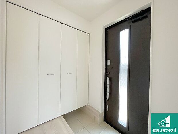 【玄関】シューズボックスにはたくさんの靴が収納できるので玄関周りはいつもスッキリ！ご家族が増えても安心！