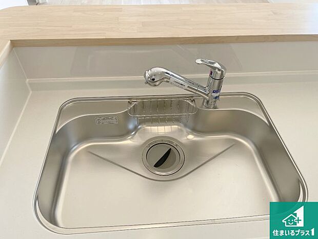 【キッチンシンク】蛇口の先端に浄水器を内蔵しています！原水と浄水、お湯と冷水、シャワーの切替えがワンタッチなので用途によって使い分けられます。