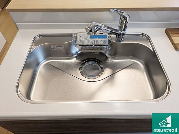 【キッチンシンク】蛇口の先端に浄水器を内蔵しています！原水と浄水、お湯と冷水、シャワーの切替えがワンタッチなので用途によって使い分けられます。