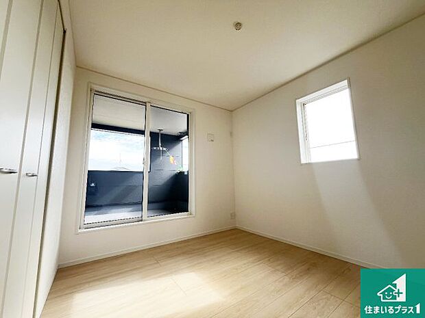 【洋室】寝室は心地よい眠りについてもらいたくて、シンプルかつ開放的な空間な設計にしています!大きな窓から差し込む日が心地いいです♪