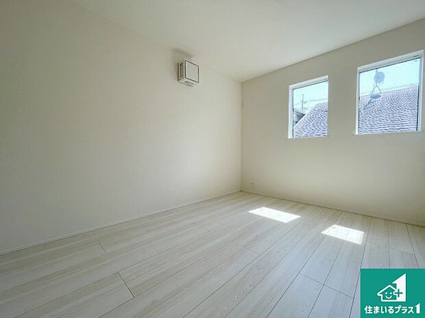 【洋室】シンプルな洋室は、自分好みのインテリアが楽しめます♪ご家族とインテリアや家具を選びに行くのは新築購入時の醍醐味の一つです。ぜひお楽しみください♪