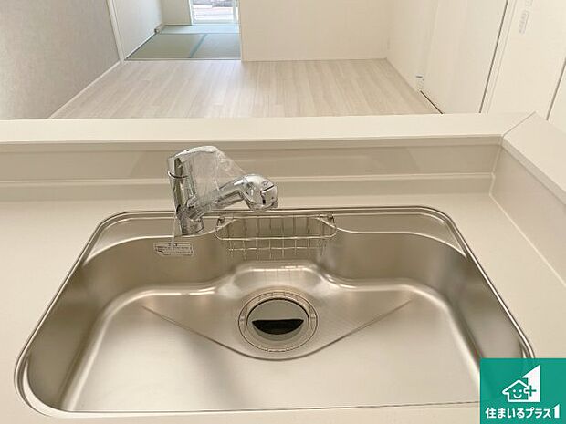 【キッチンシンク】蛇口の先端に浄水器を内蔵しています！原水と浄水、お湯と冷水、シャワーの切替えがワンタッチなので用途によって使い分けられます。