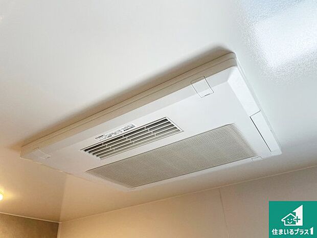 【浴室暖房乾燥機】四季を通して快適なバスライフをお手伝いする浴室暖房乾燥機!浴室の乾燥・暖房・涼風・換気はもちろん、24時間換気にも対応!