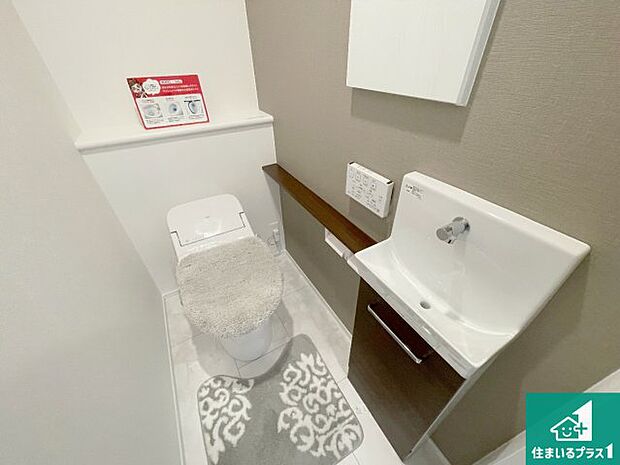 【トイレ】1・2階の2ヶ所にあるので、朝の忙しい時間の順番待ちもなく、深夜の利用にも大変便利です。