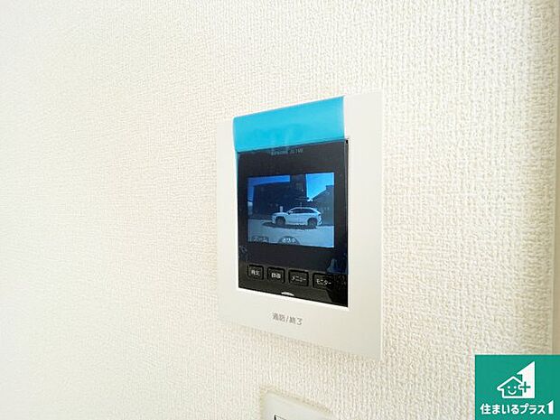 【カラーモニターインターホン】声だけでなく来訪者の姿や顔がモニターで確認できるので、小さなお子様がいらっしゃるご家庭でも安心できます!