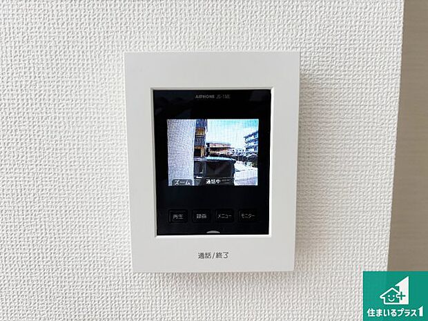 【カラーモニターインターホン】声だけでなく来訪者の姿や顔がモニターで確認できるので、小さなお子様がいらっしゃるご家庭でも安心できます！