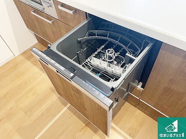 【食器洗い乾燥機】食事後の一仕事、食器洗いをボタン一つでお任せできちゃいます！場所を取らないビルトイン式なので、お料理スペースもしっかり確保！