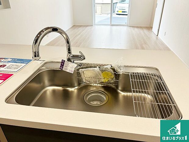 【キッチンシンク】蛇口の先端に浄水器を内蔵しています！原水と浄水、お湯と冷水、シャワーの切替えがワンタッチなので用途によって使い分けられます。