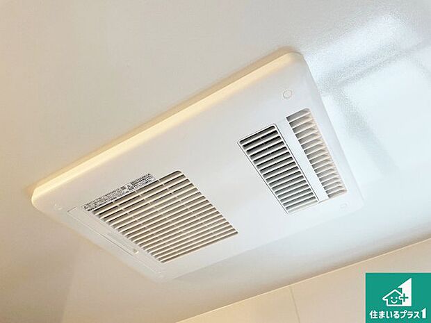【浴室暖房乾燥機】四季を通して快適なバスライフをお手伝いする浴室暖房乾燥機！浴室の乾燥・暖房・涼風・換気はもちろん、２４時間換気にも対応！ 