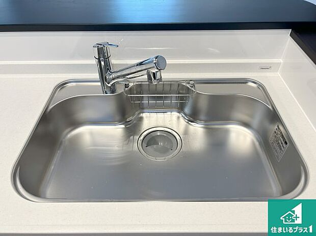 【キッチンシンク】蛇口の先端に浄水器を内蔵しています！原水と浄水、お湯と冷水、シャワーの切替えがワンタッチなので用途によって使い分けられます。