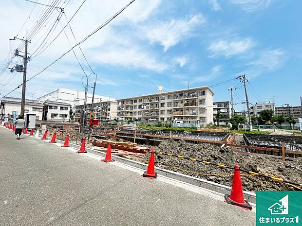 【外観】周辺は落ち着いた街並みの住宅地！子育てがしやすい住環境です！まだ未完成ですが、現地でしかわからない事もございます。是非一度ご覧ください。