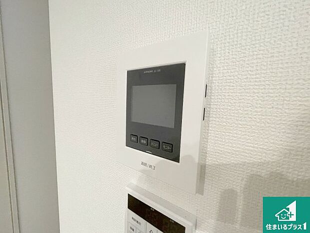 【カラーモニターインターホン】声だけでなく来訪者の姿や顔がモニターで確認できるので、小さなお子様がいらっしゃるご家庭でも安心できます！