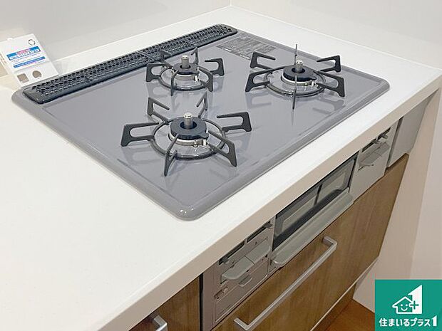【コンロ】ダブル高火力Ｓｉセンサー付きコンロ！３口あるので、まとめて料理をする時も大活躍！