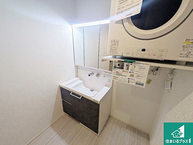 【独立洗面台】清潔感のある洗面台です。フラットな鏡は掃除がしやすく毎日清潔！鏡裏には収納があるのでスッキリとした洗面台が保てます。