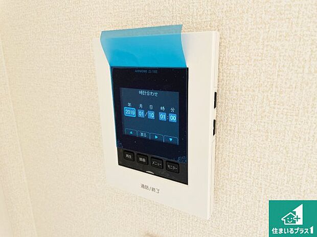 【カラーモニターインターホン】声だけでなく来訪者の姿や顔がモニターで確認できるので、小さなお子様がいらっしゃるご家庭でも安心できます！