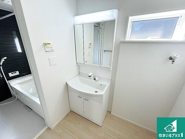 【独立洗面台】清潔感のある洗面台です。フラットな鏡は掃除がしやすく毎日清潔！鏡裏には収納があるのでスッキリとした洗面台が保てます。