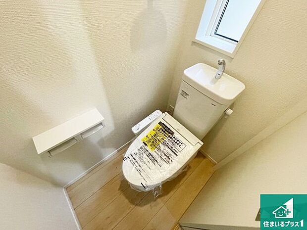 【トイレ】1・2階の2ヶ所にあるので、朝の忙しい時間の順番待ちもなく、深夜の利用にも大変便利です。