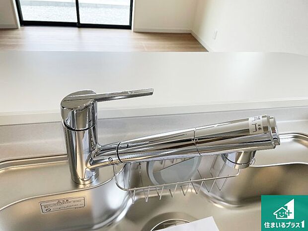 【キッチン水栓】浄水器を内蔵！炊飯時、お茶を作る時に安心してお水を使えます！お湯と冷水、浄水と原水、シャワーの切替えもワンタッチです！