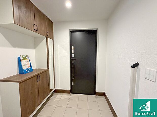 【玄関】シューズボックスにはたくさんの靴が収納できるので玄関周りはいつもスッキリ！ご家族が増えても安心！