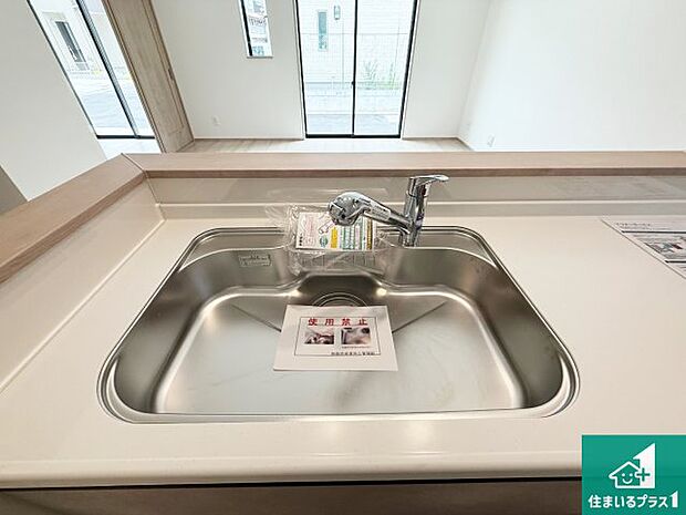 【キッチン水栓】浄水器を内蔵！炊飯時、お茶を作る時に安心してお水を使えます！お湯と冷水、浄水と原水、シャワーの切替えもワンタッチです！