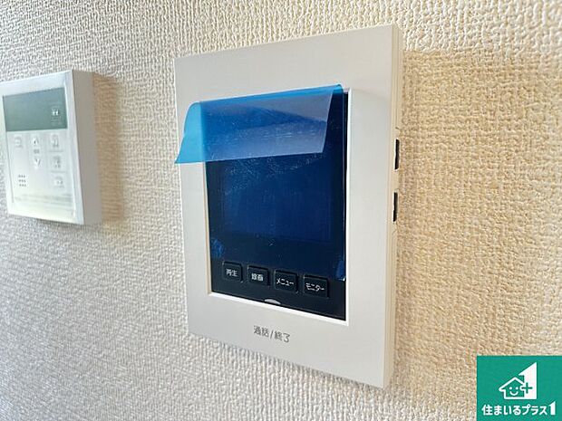 【カラーモニターインターホン】声だけでなく来訪者の姿や顔がモニターで確認できるので、小さなお子様がいらっしゃるご家庭でも安心できます！