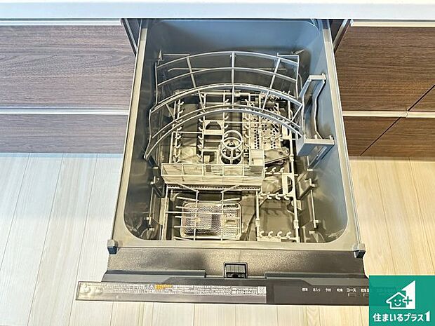 【食器洗い乾燥機】食事後の一仕事、食器洗いをボタン一つでお任せできちゃいます！場所を取らないビルトイン式なので、お料理スペースもしっかり確保！ 