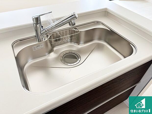 【キッチンシンク】蛇口の先端に浄水器を内蔵しています!原水と浄水、お湯と冷水、シャワーの切替えがワンタッチなので用途によって使い分けられます。