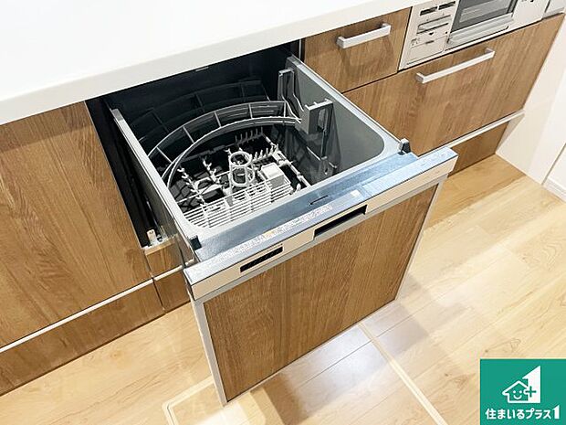 【食器洗浄乾燥機】食事後の一仕事、食器洗いをボタン一つでお任せできちゃいます!場所を取らないビルトイン式なので、お料理スペースもしっかり確保!