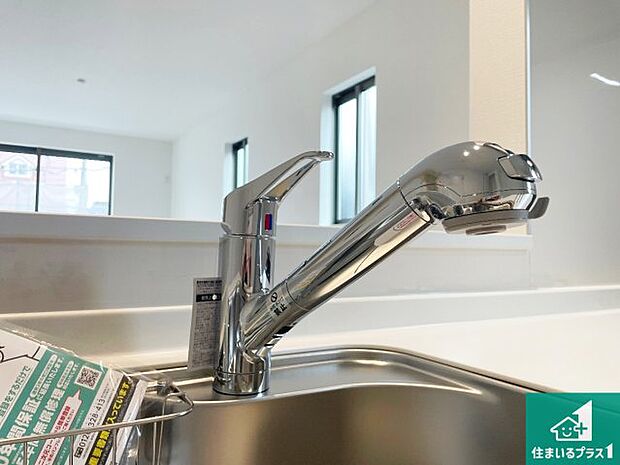 【キッチン水栓】浄水器を内蔵!炊飯時、お茶を作る時に安心してお水を使えます!お湯と冷水、浄水と原水、シャワーの切替えもワンタッチです!