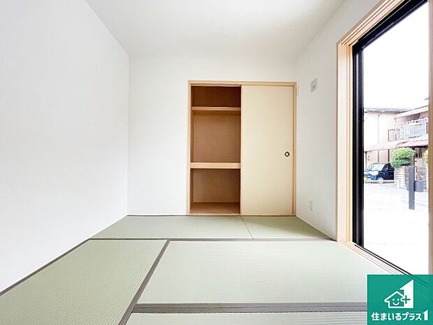 【和室】一室あると便利な和室は客間としてだけでなく、小さなお子様のプレイルームや食後のくつろぎスペースとしてもご利用いただけます。収納もついていますので大活躍間違いなし！
