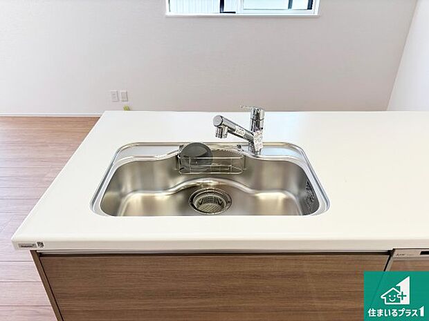 【キッチンシンク】蛇口の先端に浄水器を内蔵しています!原水と浄水、お湯と冷水、シャワーの切替えがワンタッチなので用途によって使い分けられます。