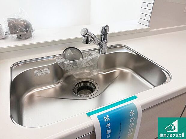 【キッチンシンク】蛇口の先端に浄水器を内蔵しています！原水と浄水、お湯と冷水、シャワーの切替えがワンタッチなので用途によって使い分けられます。