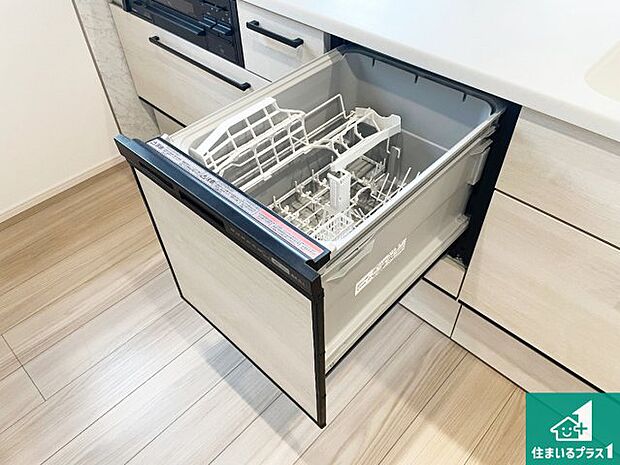 【食器洗い乾燥機】食事後の一仕事、食器洗いをボタン一つでお任せできちゃいます!場所を取らないビルトイン式なので、お料理スペースもしっかり確保!